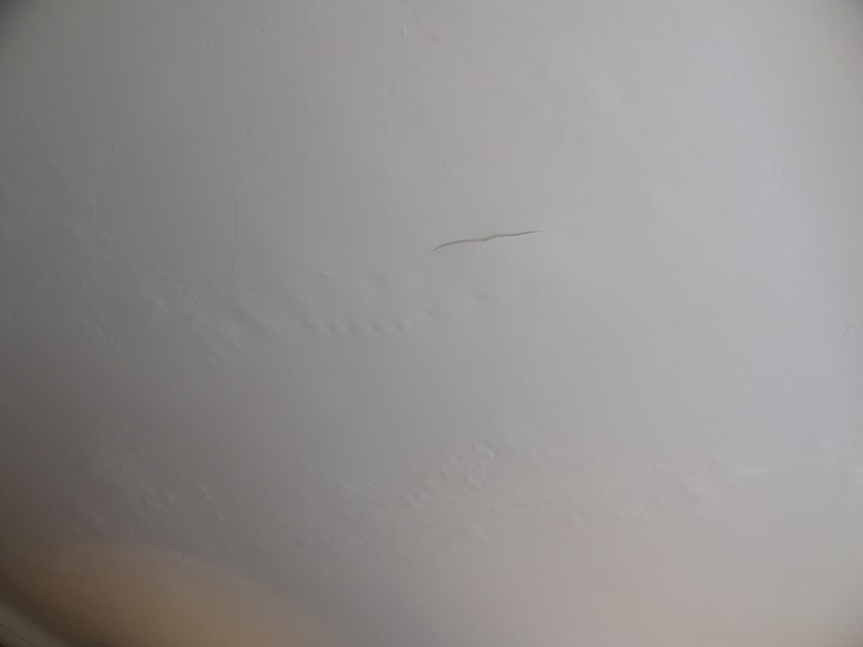 Decke im Schlafzimmer. Alles rissig & fleckig Hotel Don Felipe