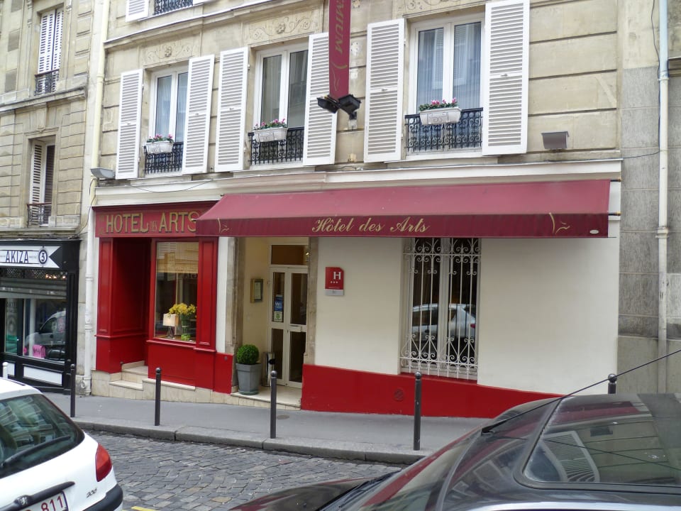 Vor dem Hoteleingang Hotel des Arts Montmatre