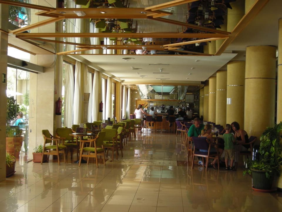 Eingangslobby mit Blick auf die Bar GF FANABE