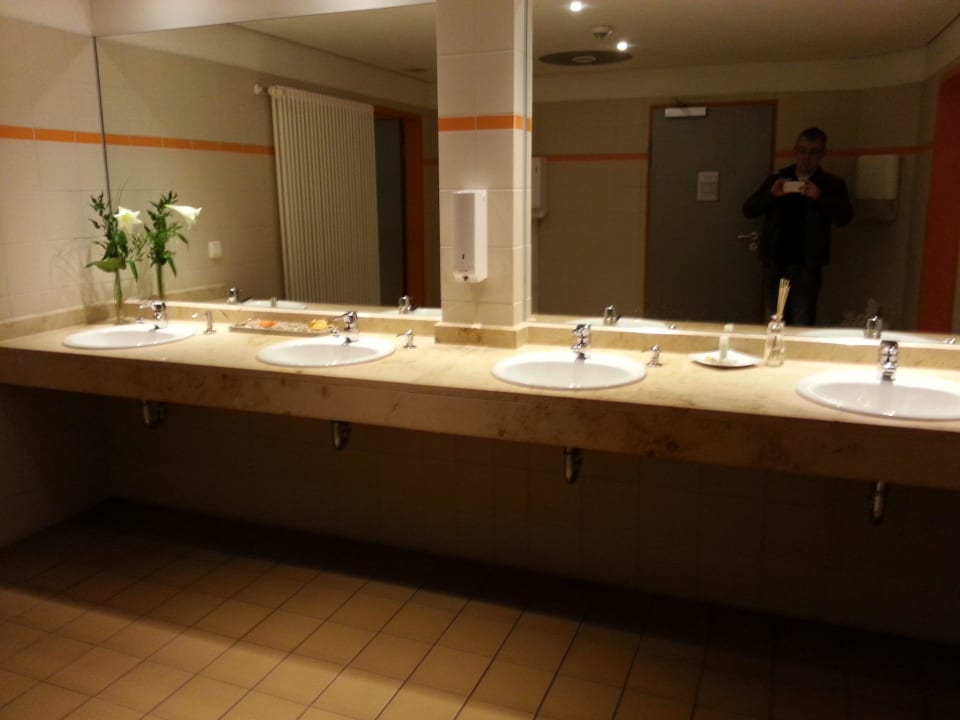 WC im Keller Hotel NH Hamburg Altona