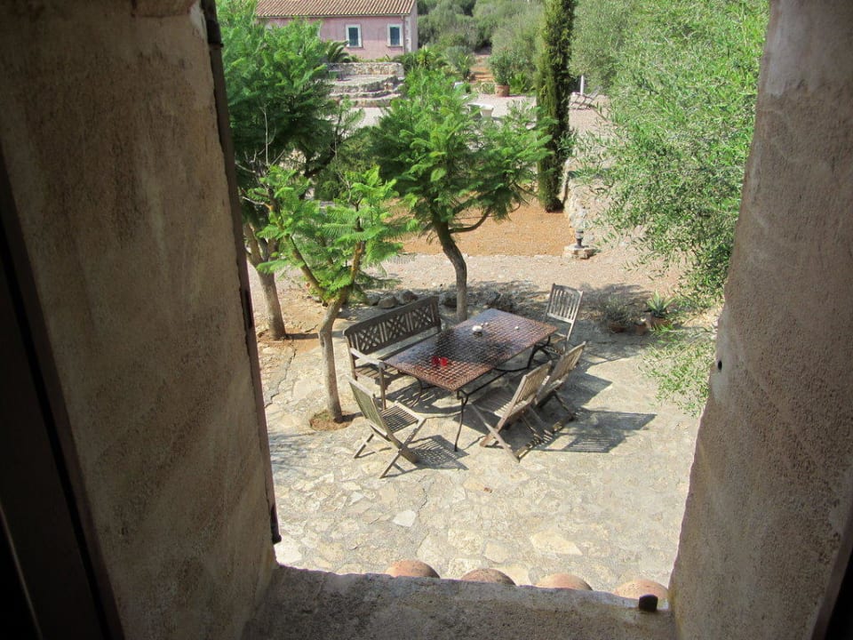 Blick vom 2. Stock auf die Terrasse Finca Can Pina