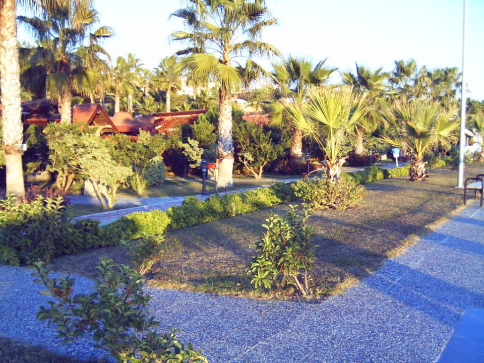 Der Park zw. Strand und Hotels Aydinbey Kings Palace & Spa