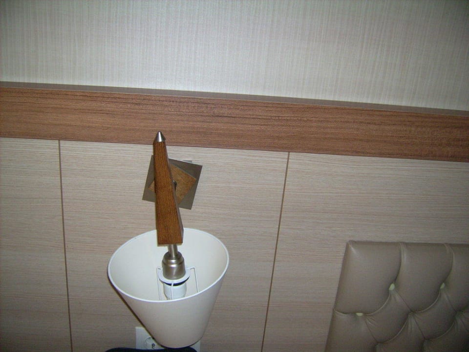 Lampe am Bett  Hane Family Resort