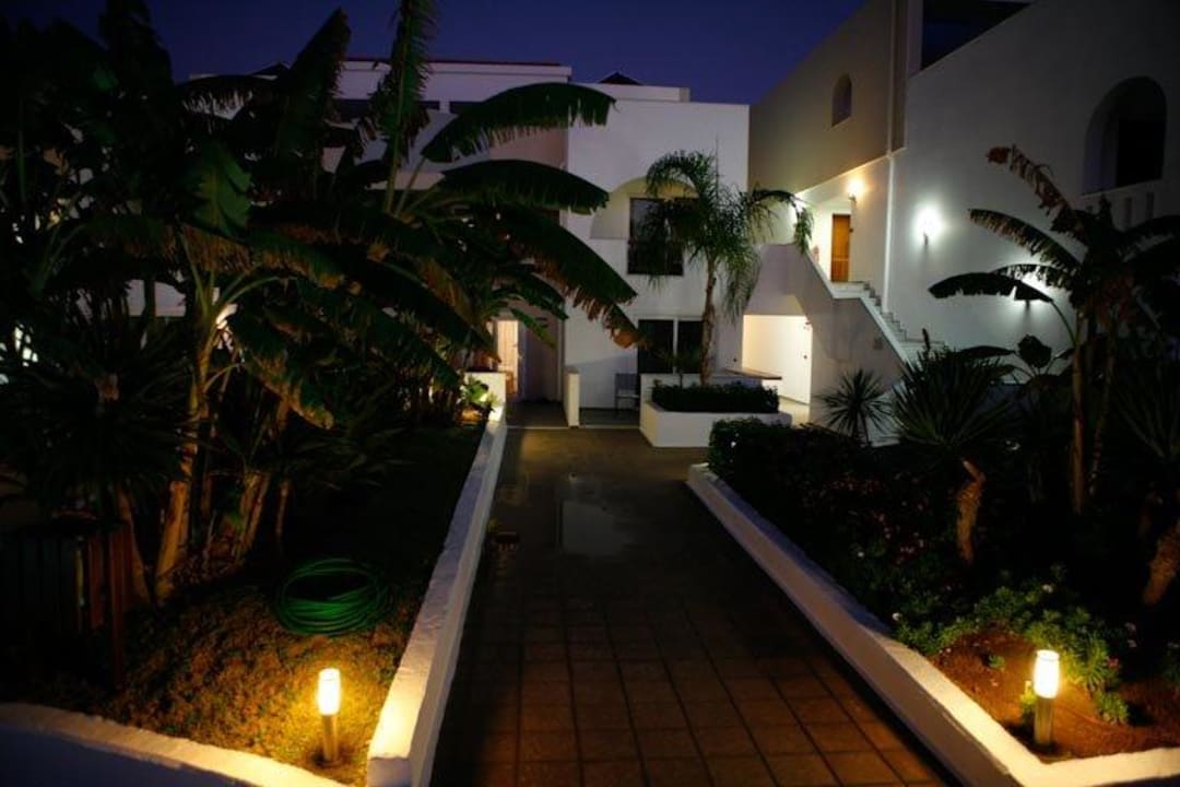 Gartenanlage vor Terrasse Atlantica Marmari Palace