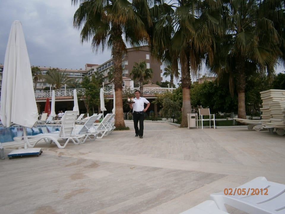 Unterer Pool mit Kellner Seaden Corolla Hotel