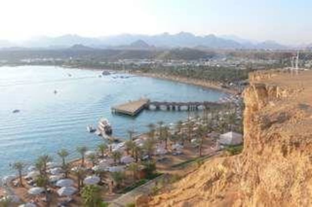 Widok na plażę z klifu Albatros Sharm Resort