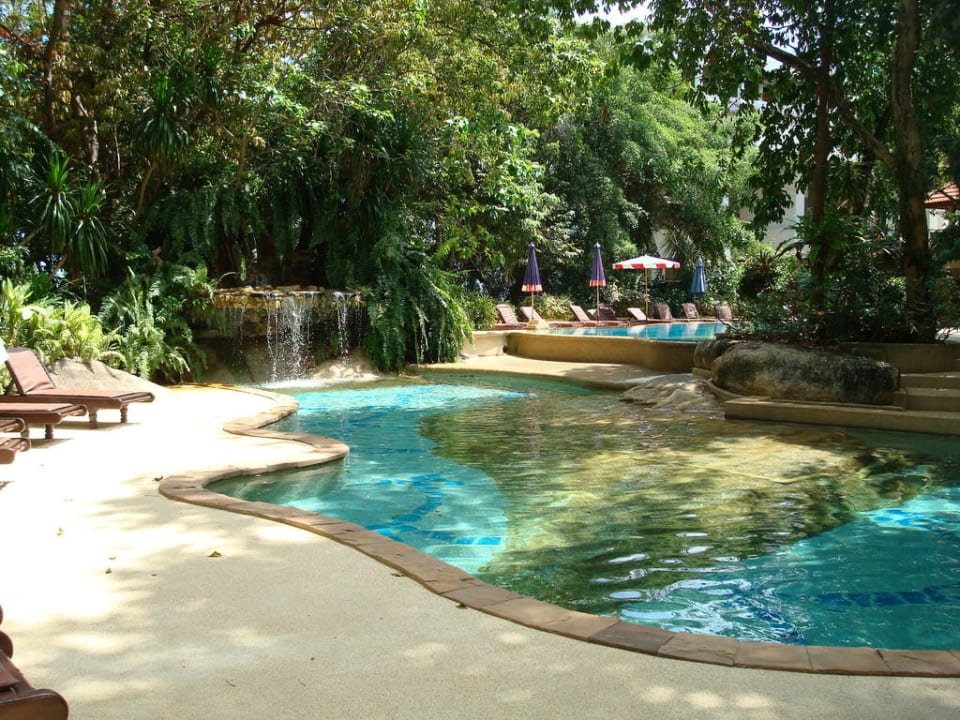Oberer Pool mit Wasserfall The Fair House Beach Resort
