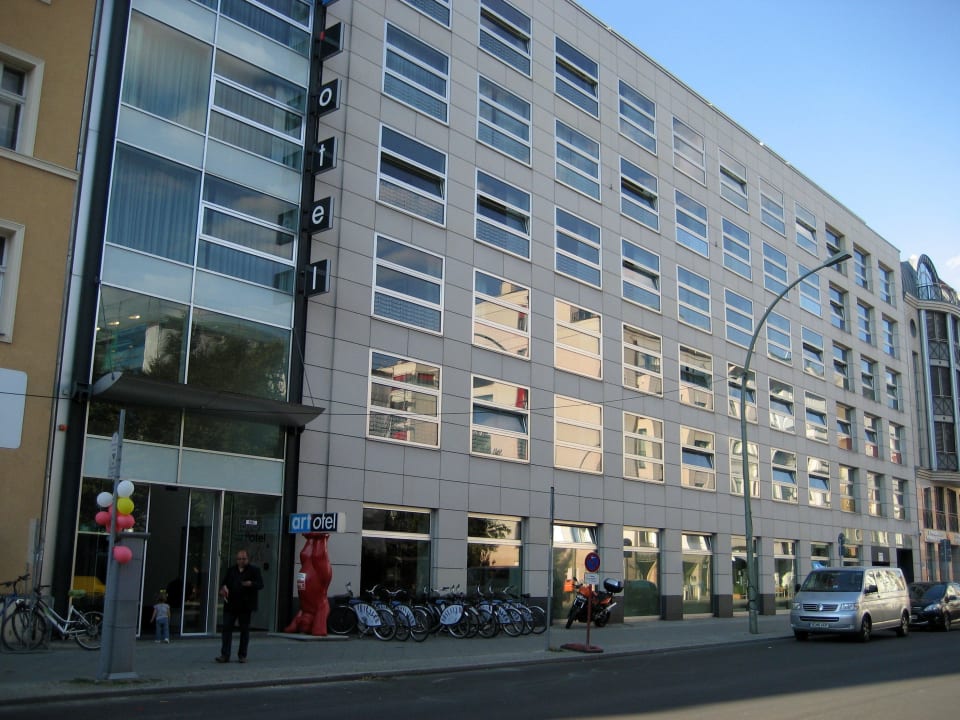 Eingang und Straßenansicht art'otel berlin mitte
