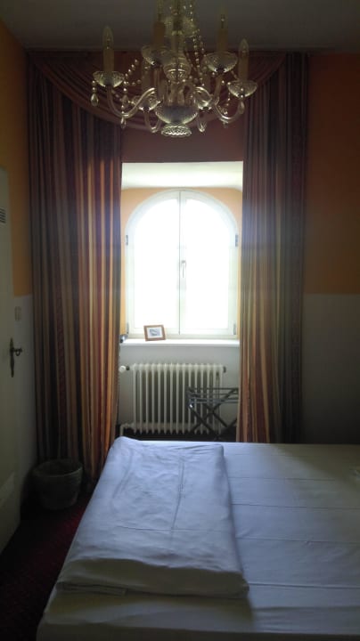 Bett, Fenster mit Seite zur Straße Hotel Galleria