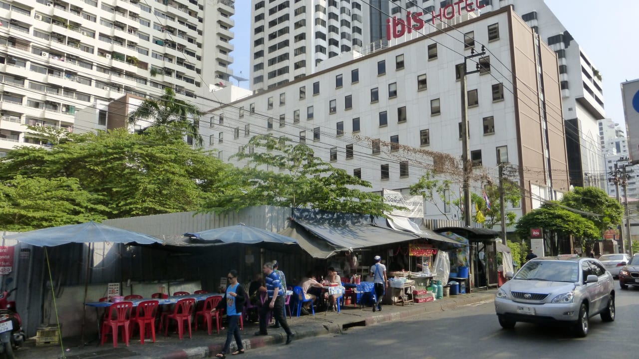 Ansicht von der Strasse Ibis Bangkok Sukhumvit 4 - SHA Extra Plus