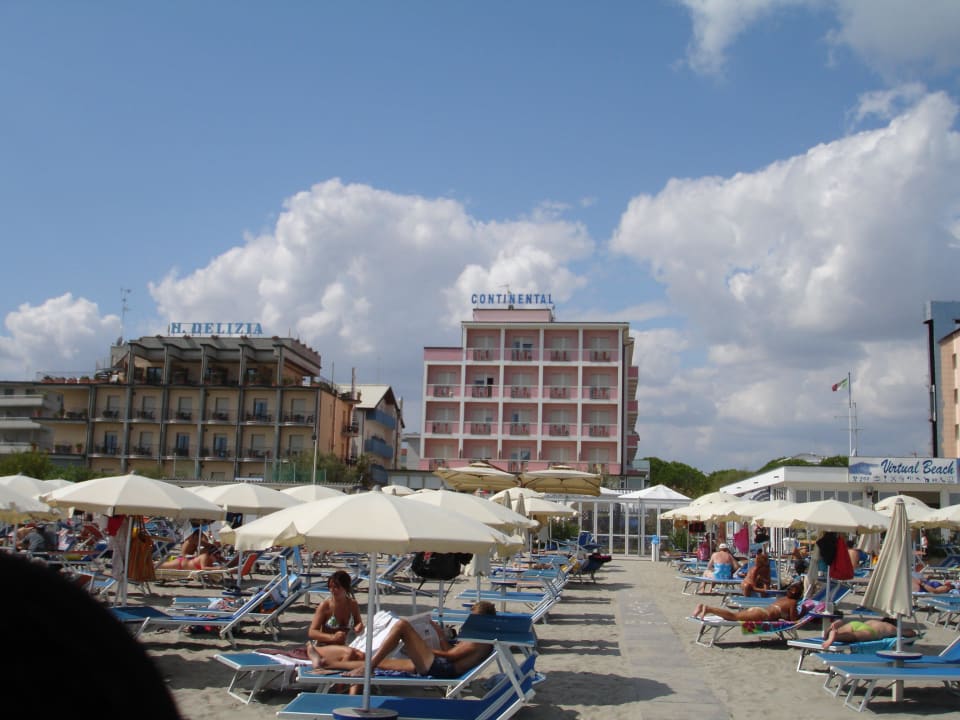 Blick vom Strand zum Hotel Hotel Continental