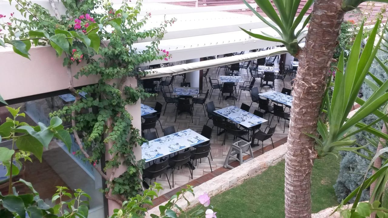 Widok z pool baru na restaurację Grand Hotel Holiday Resort