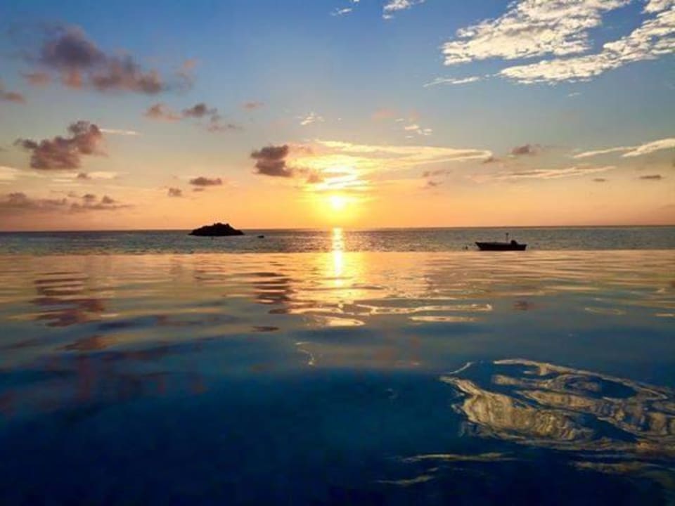 Sonnenuntergang von unserer Wasservilla The Residence Maldives