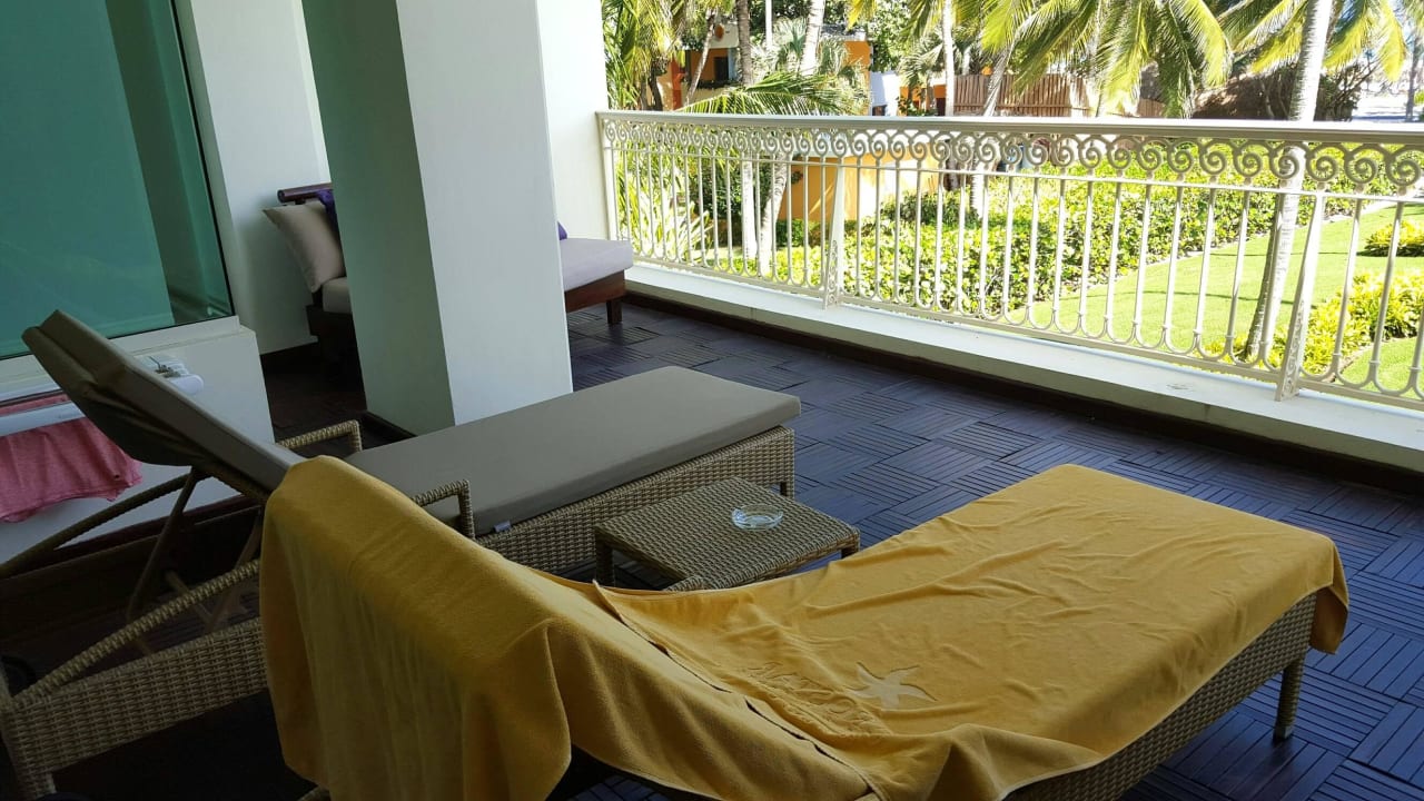 Grosser Balkon in der Ocean Front Suite JOIA Bávaro by Iberostar