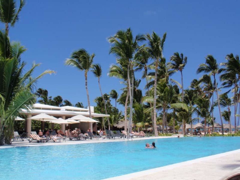 Infinity Pool und Sea Blue Catalonia Royal Bavaro - Adults only