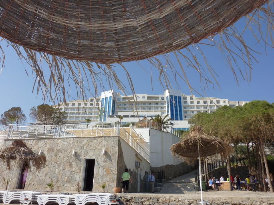 Blick von meiner Strandliege aufs Haupthaus Aria Claros Beach & Spa Resort