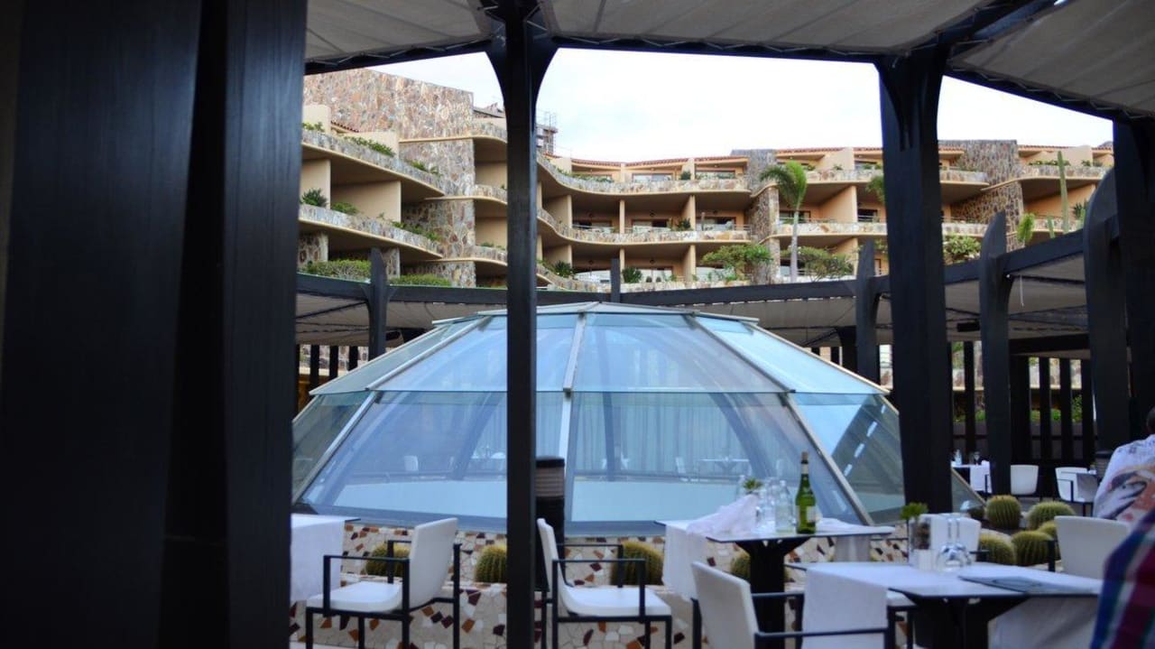 Unter der Glaskuppel der Außenbereich des Restaurt H10 Playa Meloneras Horizons Collection