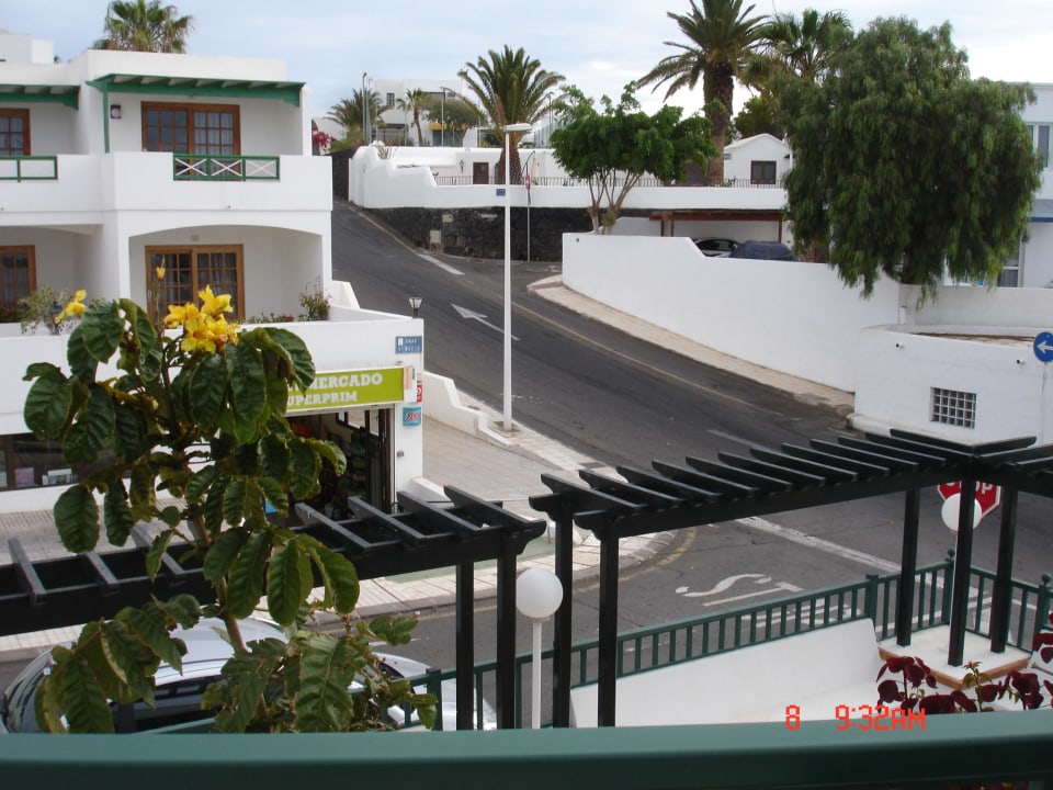 Supermarkt vom Schlafzimmer-Fenster aus gesehen Apartamentos La Tegala