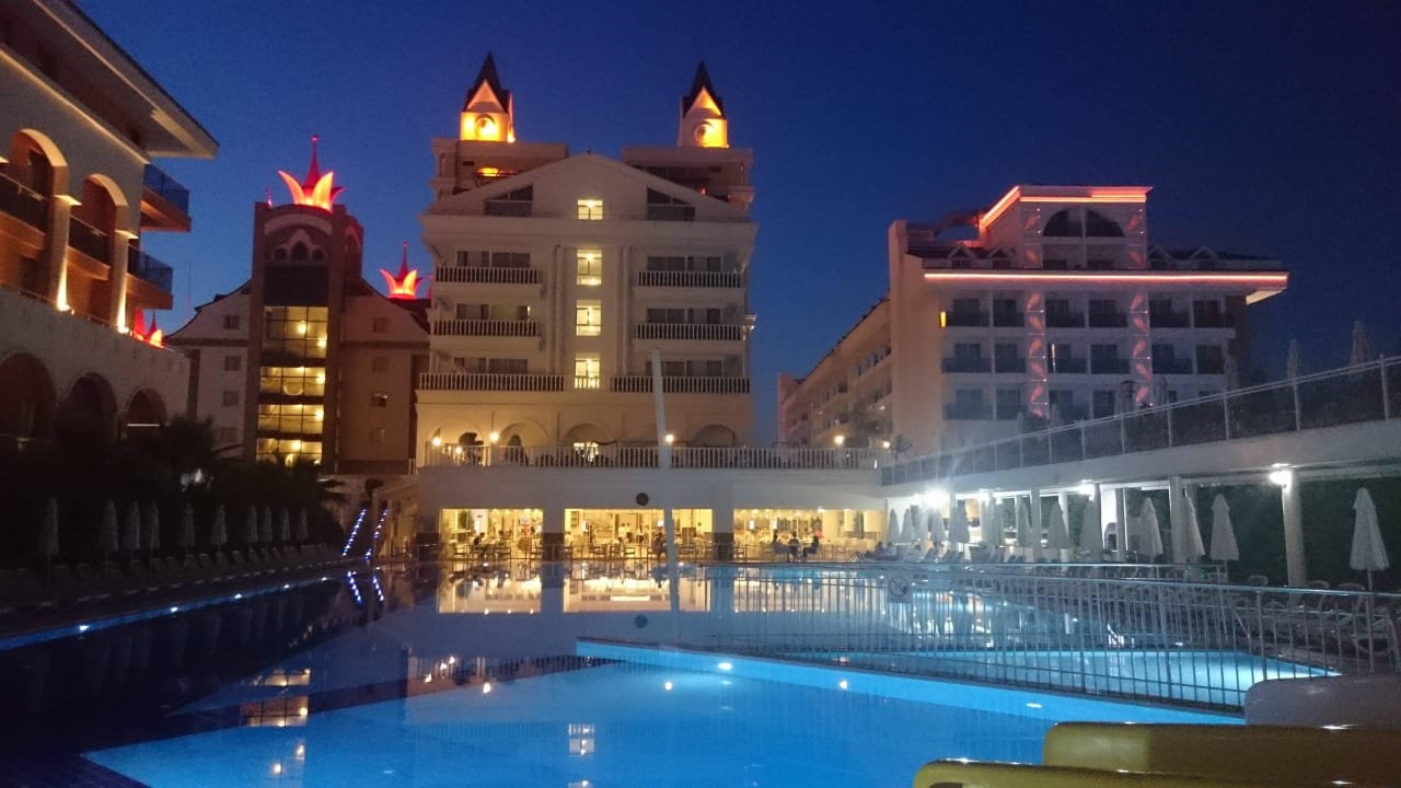 Leider eng zwischen anderen Hotels Dream World Resort & Spa