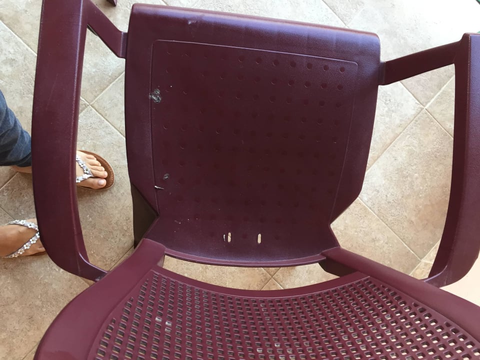 Vogelkot auf beiden Stühlen Playacanela Hotel