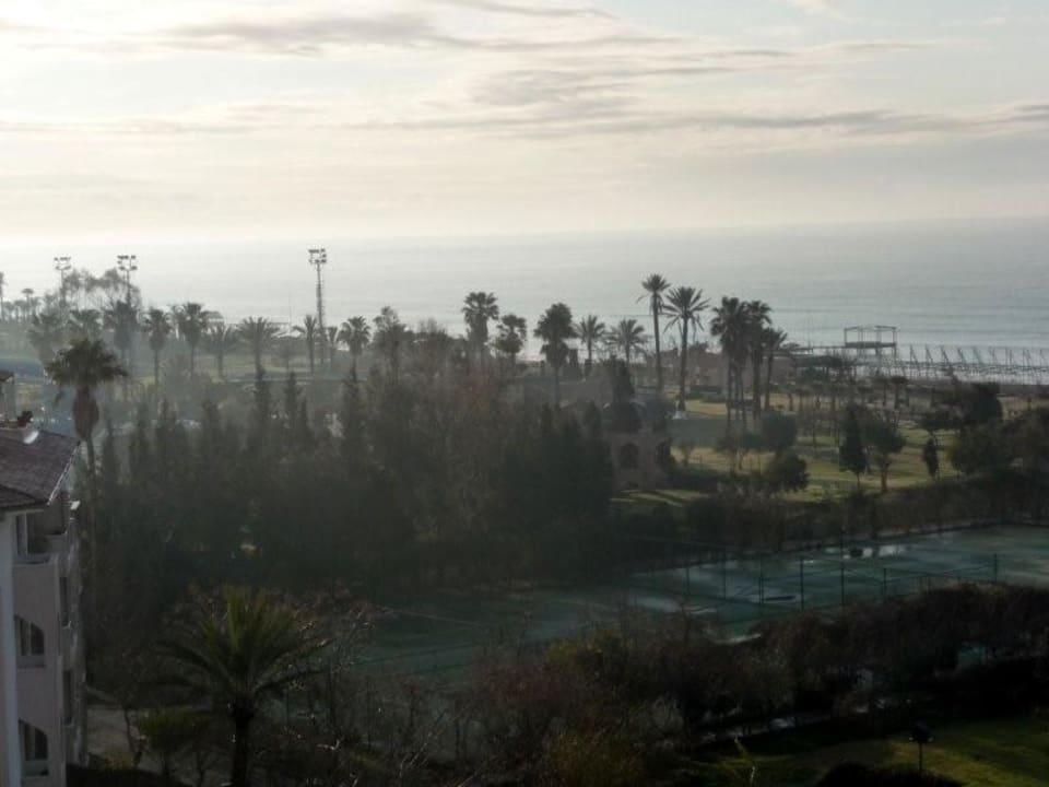 Blick auf Tennisplätze und Strand Belconti Resort Hotel