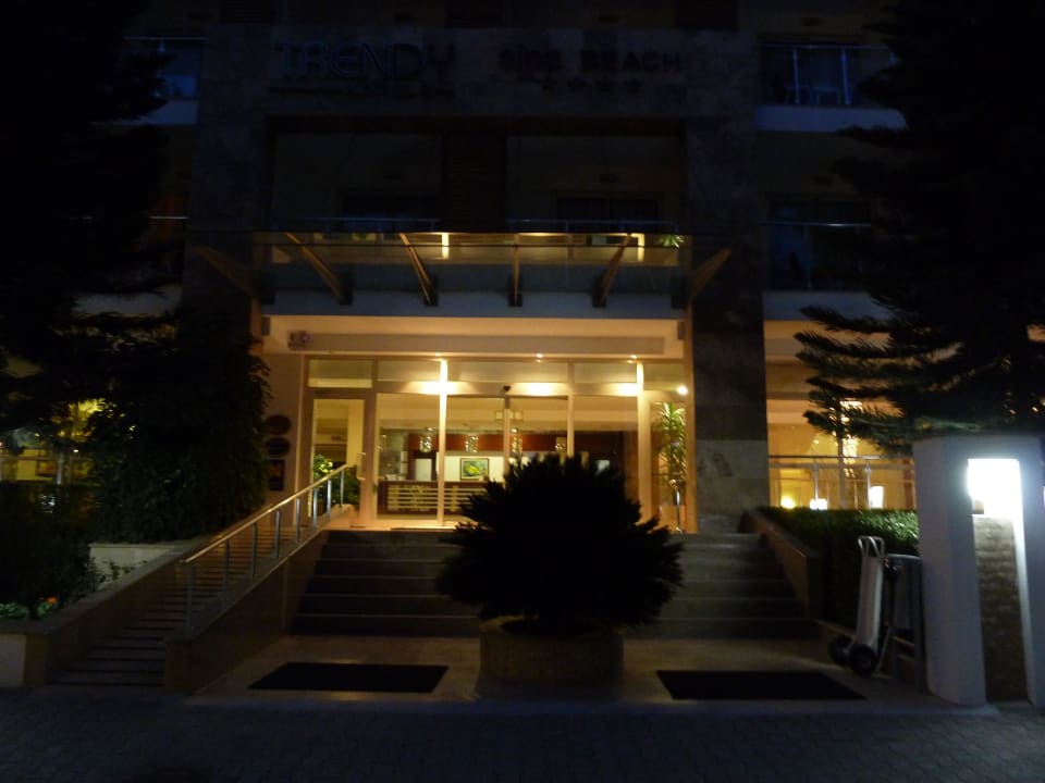 Der Haupteingang am Abend Trendy Side Beach Hotel - Adults only