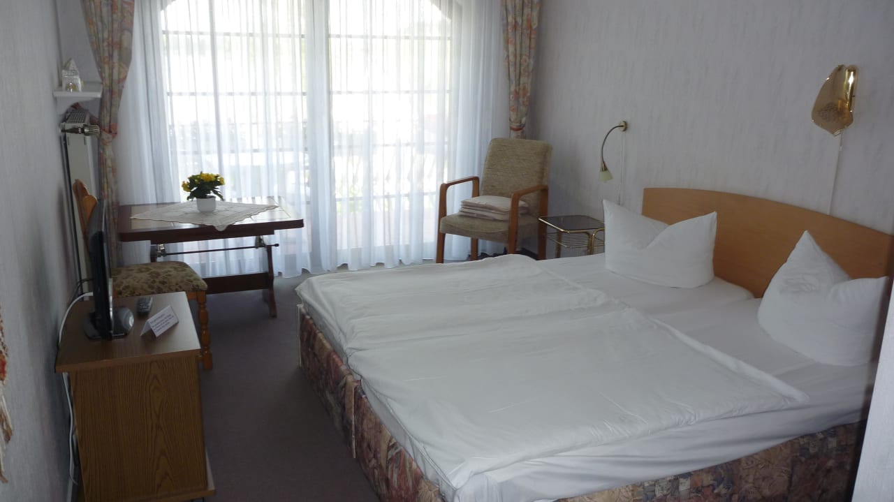 Unser Zimmer in der 1. Etage Hotel An der Seepromenade