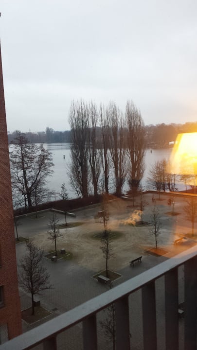Ausblick aus dem 4. Stock auf das Wasser centrovital Hotel Berlin