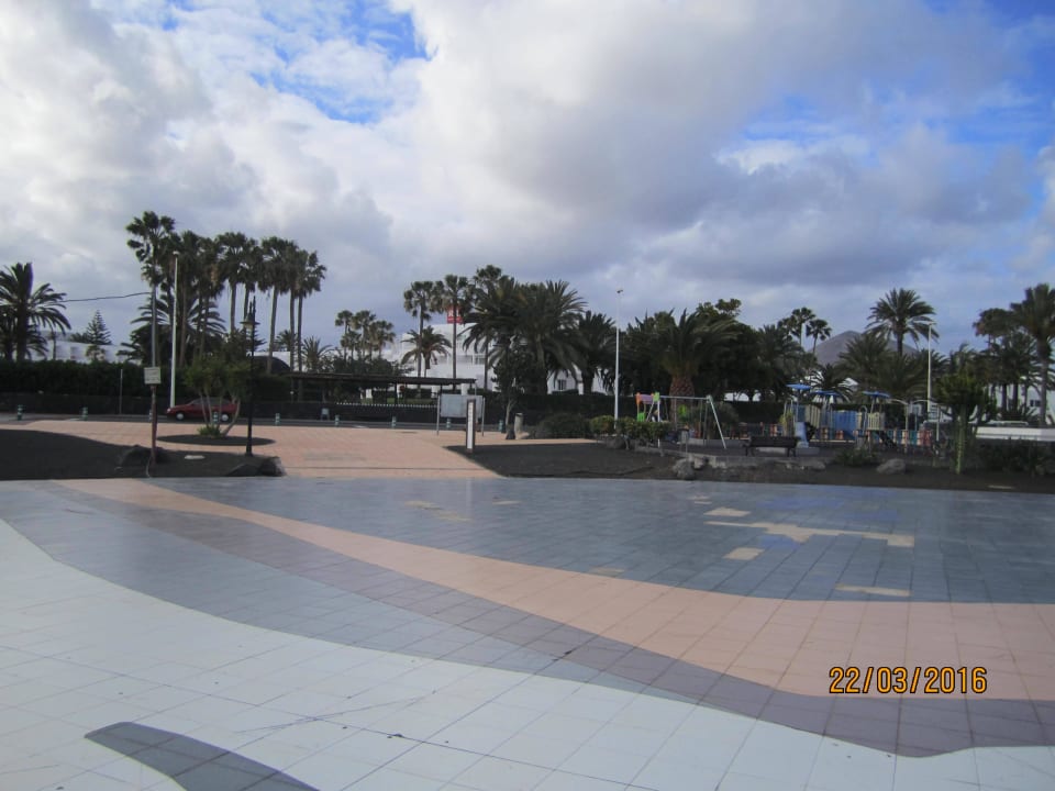 Blick vom Strand zum Hotel. Hotel Riu Paraiso Lanzarote