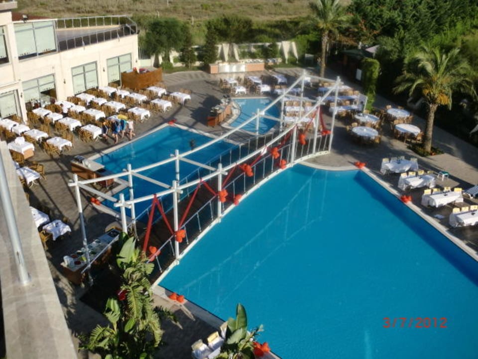 Relaxpool mit Brücke vom Zimmer Ausblick Saturn Palace Resort Hotel