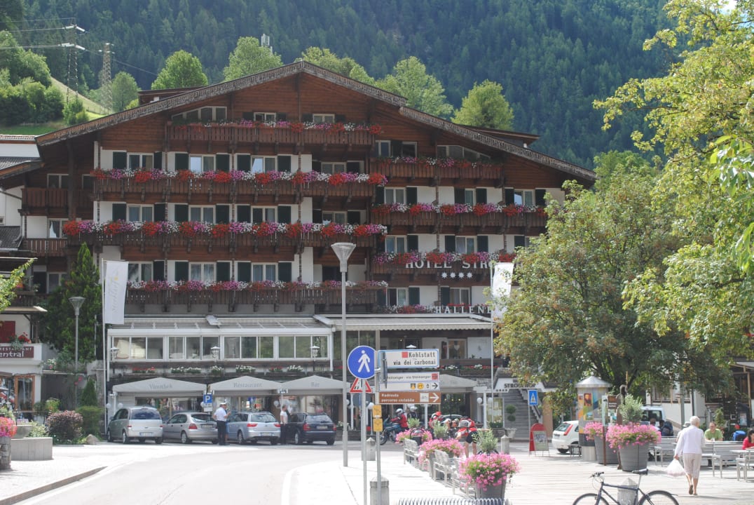 Frontsicht vom Haupthaus STROBLHOF Active Family SPA Resort