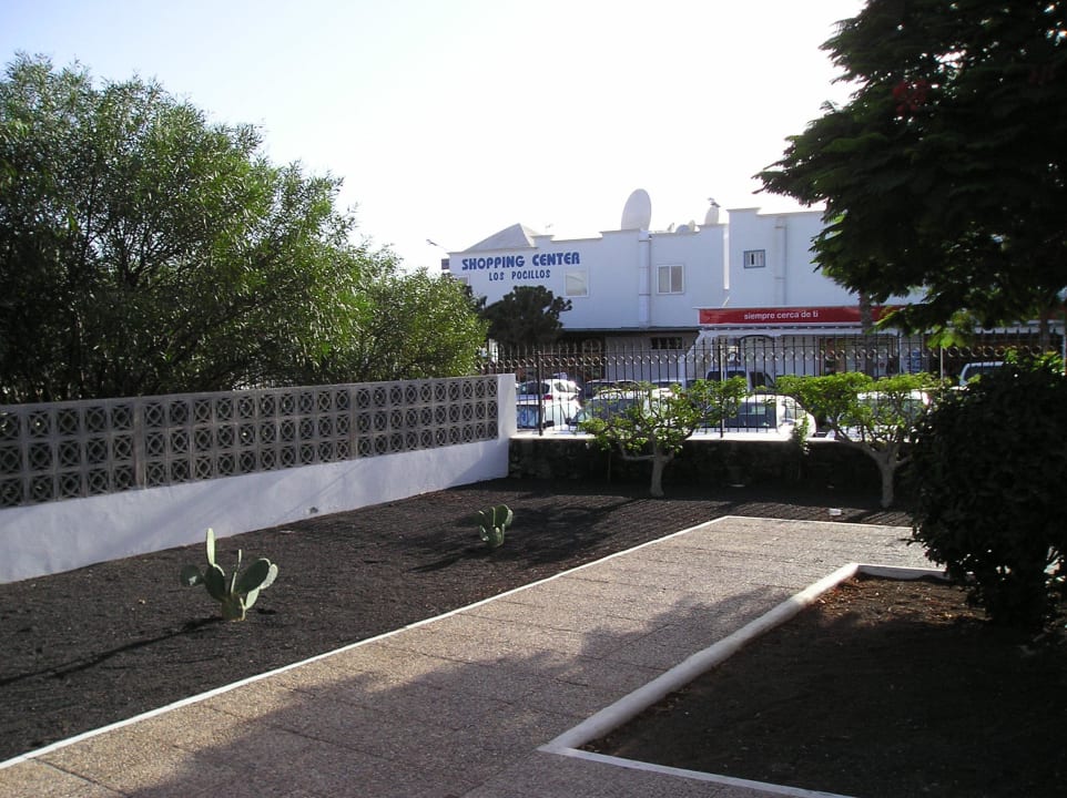 Blick von der Terrssse in Richtung Strasse Hotel Floresta