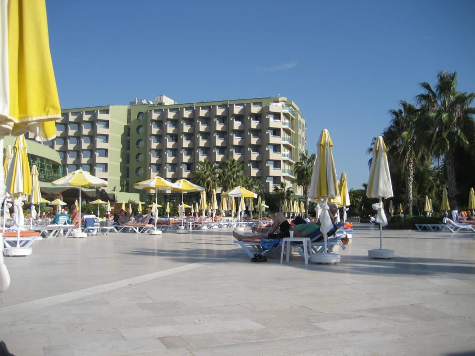 Liegen und Sonnenschirme am Pool VONRESORT Golden Coast