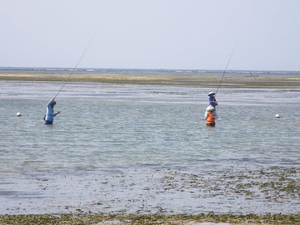 Fischer vor der Anlage Puri Santrian
