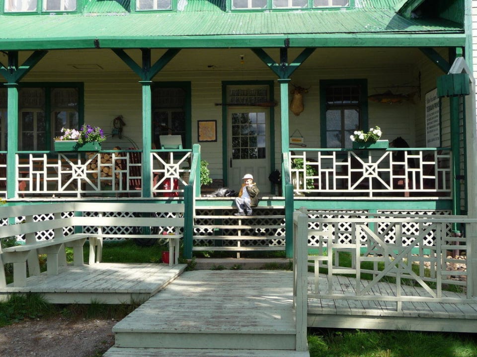 Eingang und Terrasse des Hotels Hotel Seigneurie du Triton