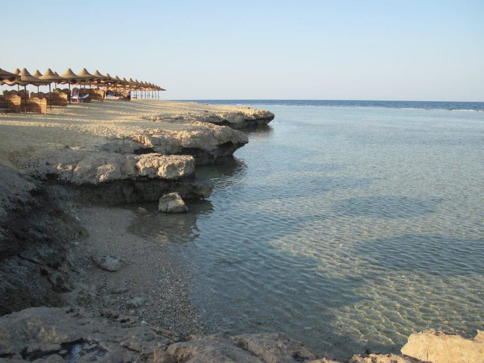 Abbruchkante zum Meer Three Corners Happy Life Beach Resort