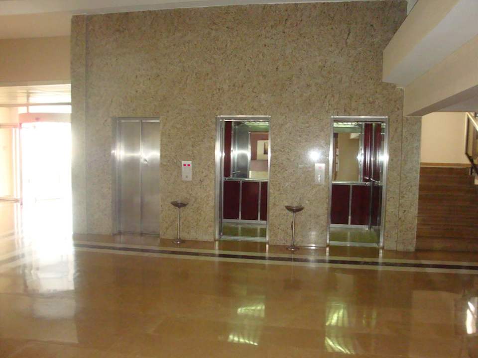 Fahrstühle zu den oberen Zimmern Hotel Vista Hill