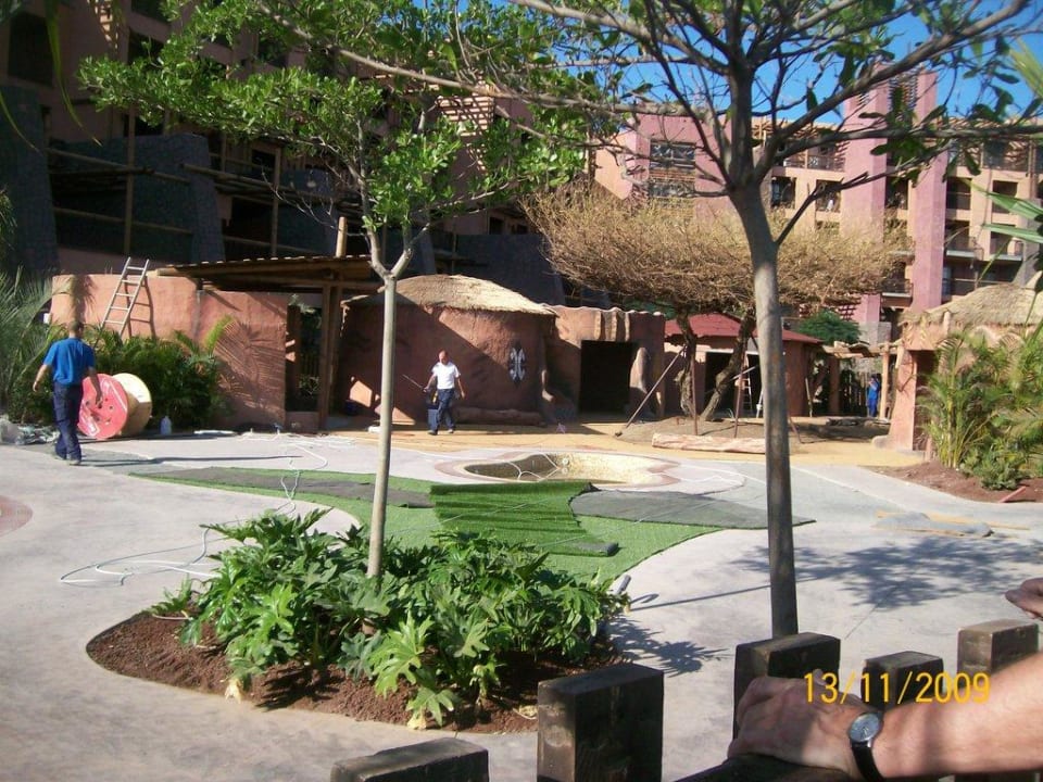 Bauarbeiten im Poolbereich Lopesan Baobab Resort