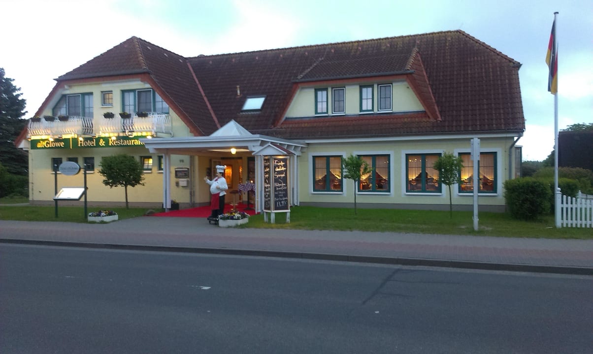 Es wird dunkel, Außenbeleuchtung brennt schon altGlowe Hotel Garni