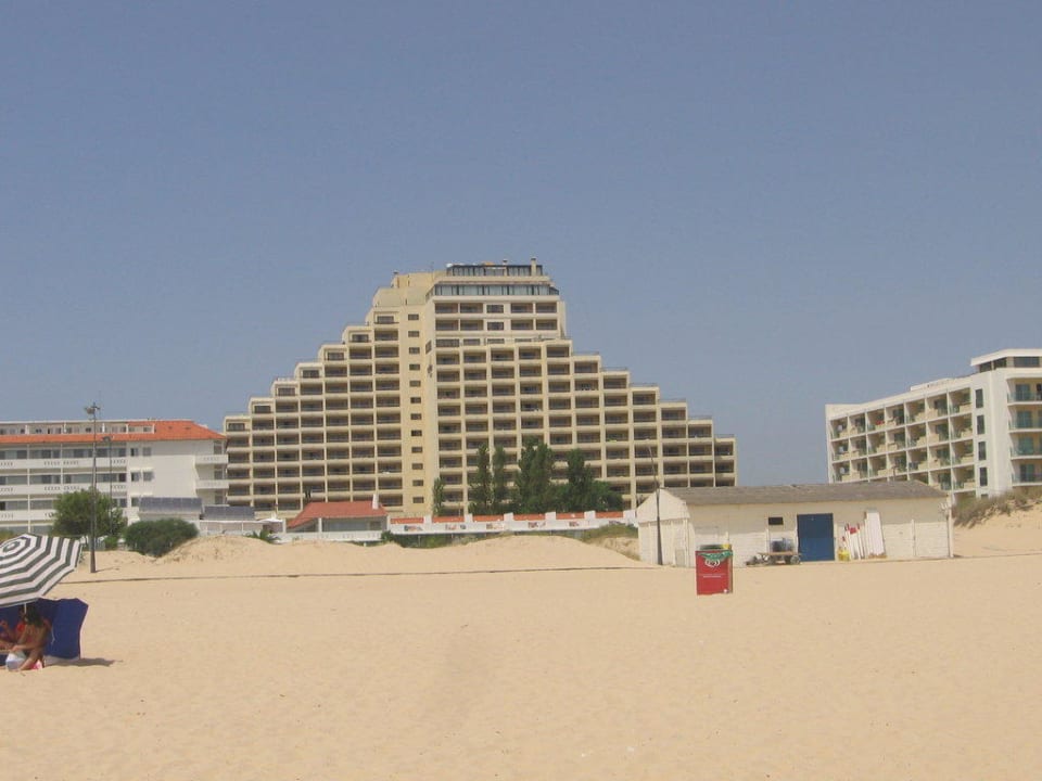 Widok hotelu z piaży Hotel Yellow Praia Monte Gordo