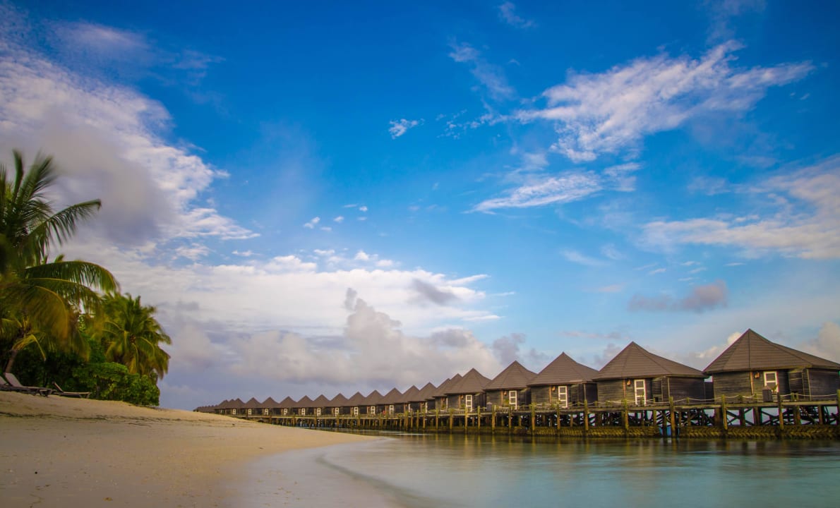 Blick zu den Wasservillen Kuredu Island Resort & Spa