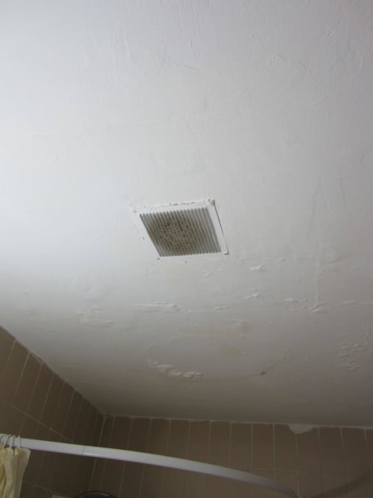 Decke mit ehemaliger Lüftung im Bad Hostel Don Carlos