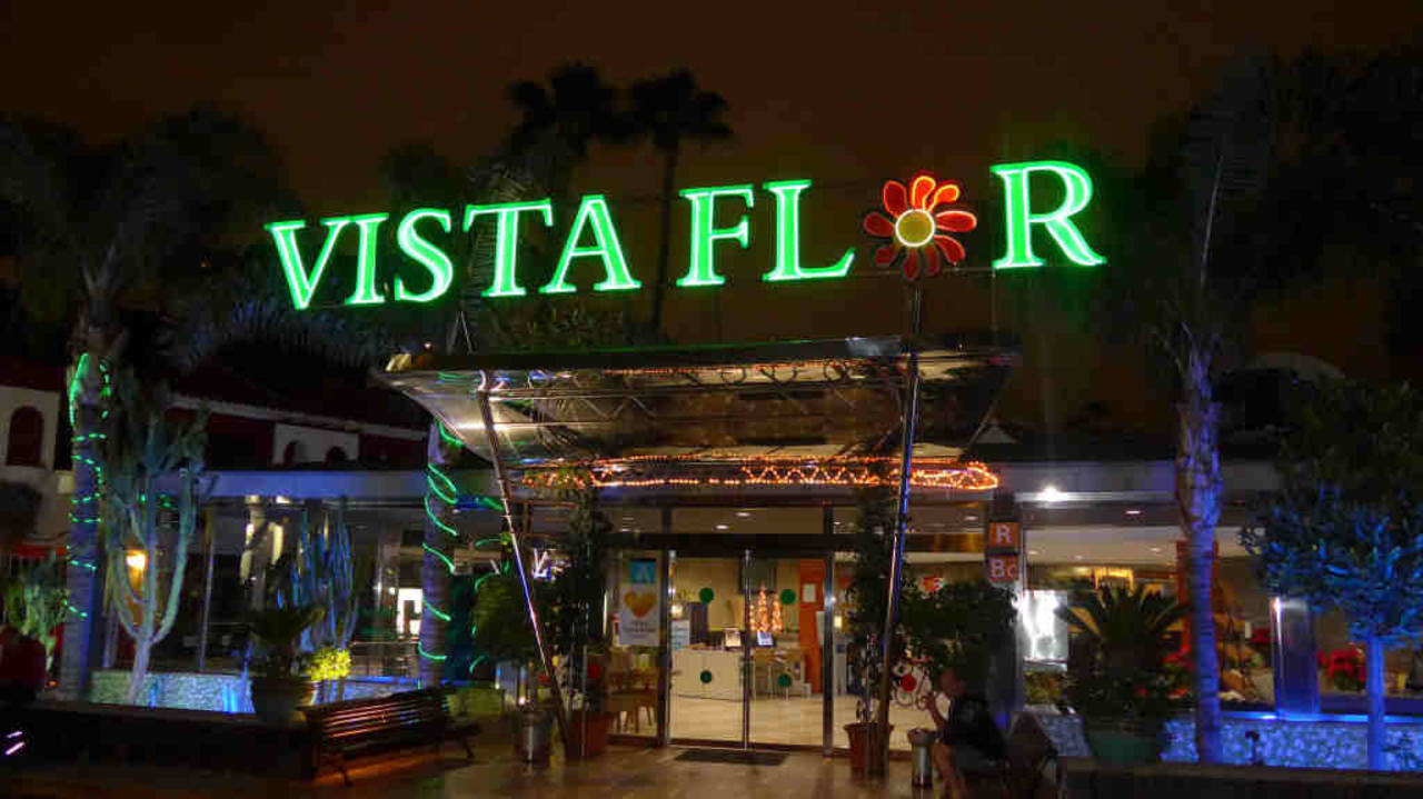 Hoteleingang abends/nachts Bungalows Vistaflor