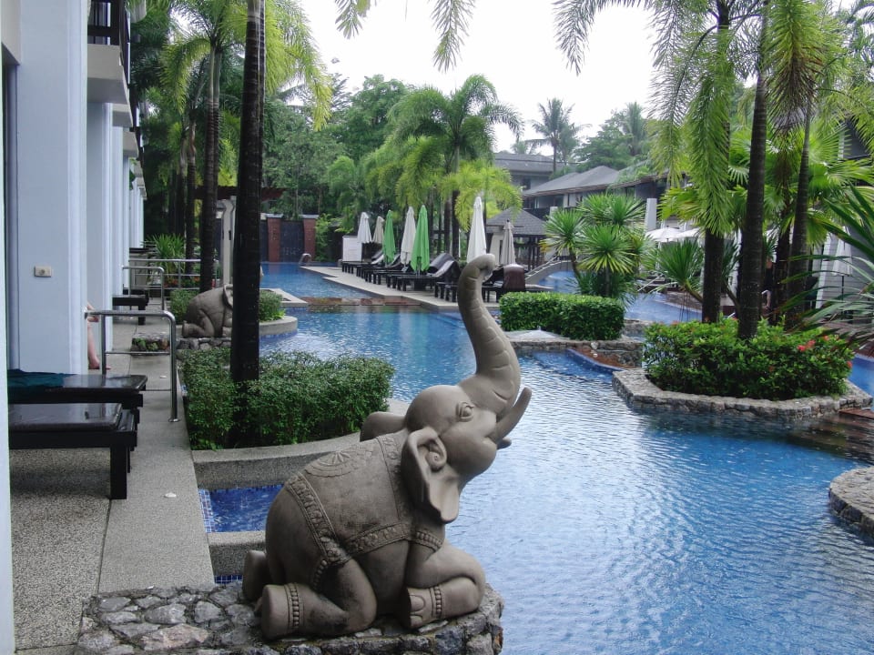 Poolanlage bei den Pool-Access-Zimmern La Flora Khao Lak