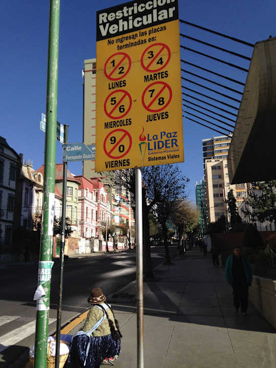 Ulica przed hotelem Radisson Plaza Hotel La Paz