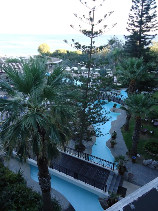 Garten mit Wasserkanälen Hotel Calypso Beach