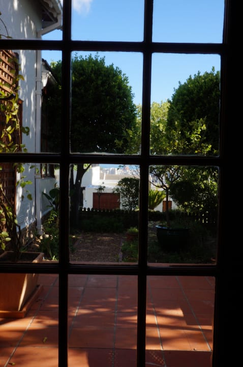Aus dem Zimmer auf den Garten und auf Kapstadt Hotel Acorn House