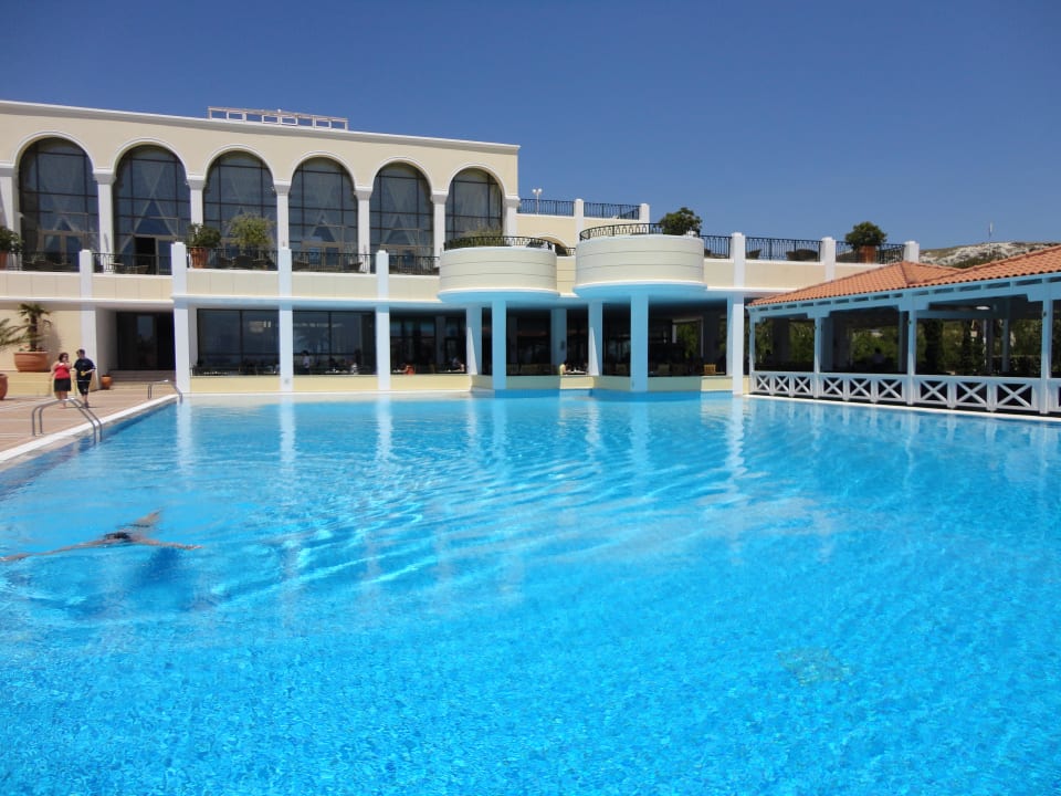 Widok na hotel od strony basenu Porto Bello Royal