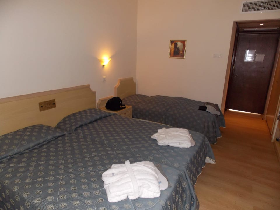 Doppelbett und wirkliches 3. Bett Hotel Kalithea Mare Palace