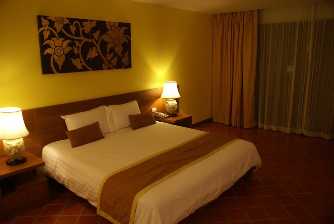 Großes Zimmer mit bequemen Doppelbett Hotel Naithonburi Beach Resort